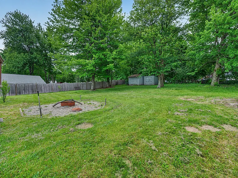 76 Maureen Dr — Photo 39