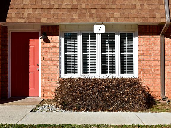 2nd image of 808 W Lawson St
