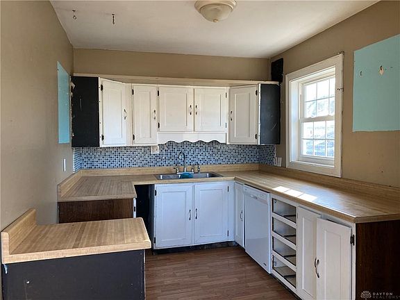 3rd image of 320 Mann Ave