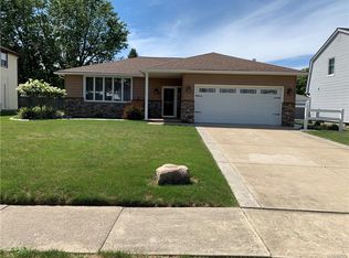 34 Old Farm Cir, West Seneca, NY 14218