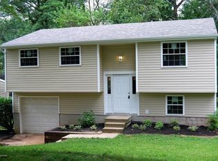 11913 Queen Annes Ct, Worthington Hills, KY 40245