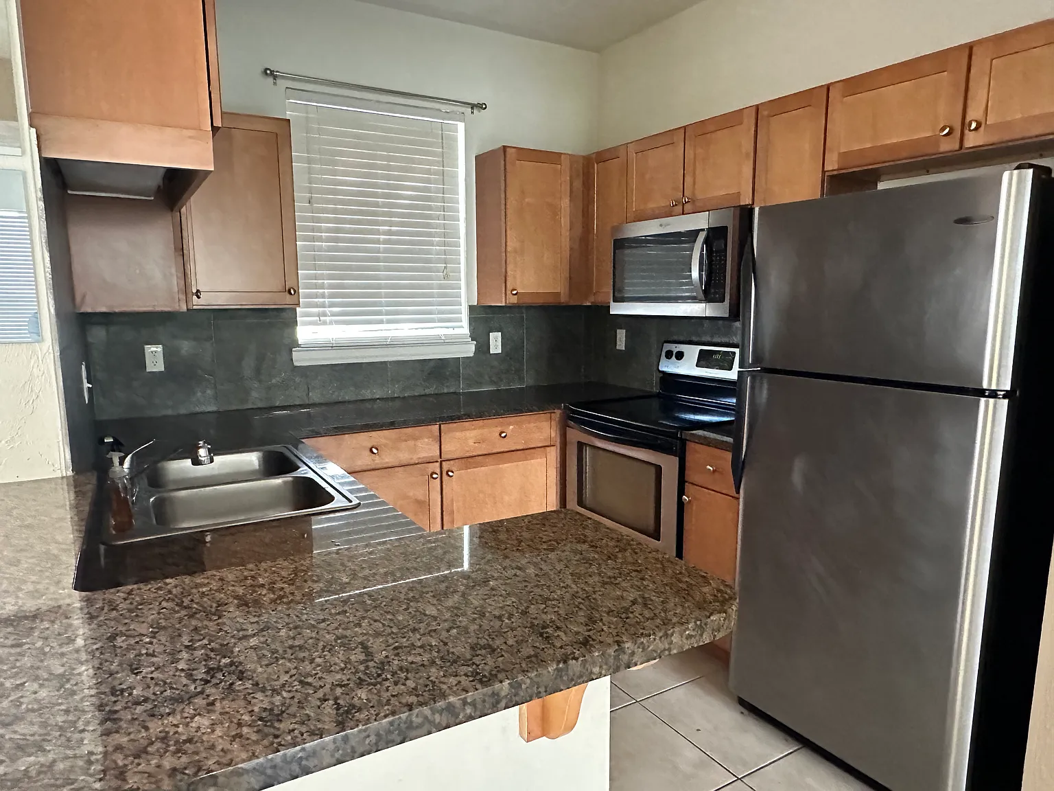 2 bed, 2.5 bath, 990 sqft, $1,400 — Photo 2