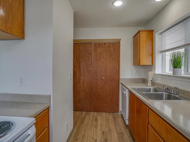 Beverly Rose Apartments — Photo 21
