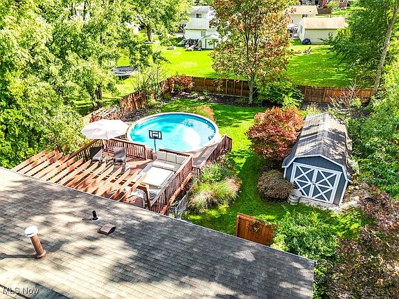 4th image of 364 Hiwood Ave