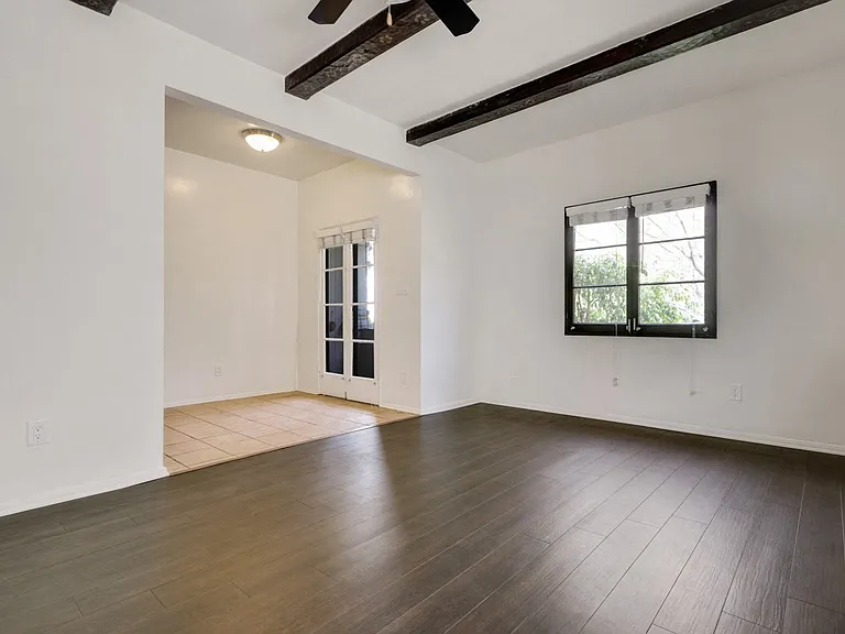 232 S Reeves Dr — Photo 9