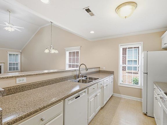 4th image of 325 Rexford Dr