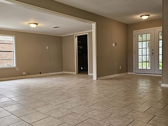2nd image of 2675 Meadowbrook Dr