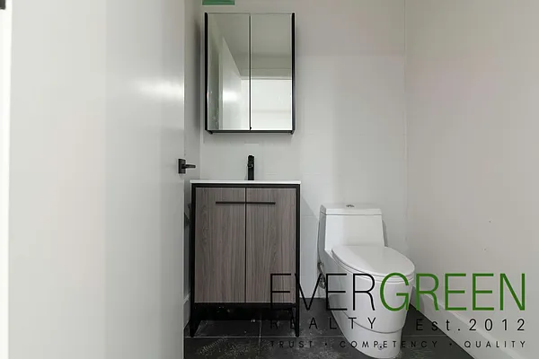 Rented by Evergreen Apartments BK | media 45