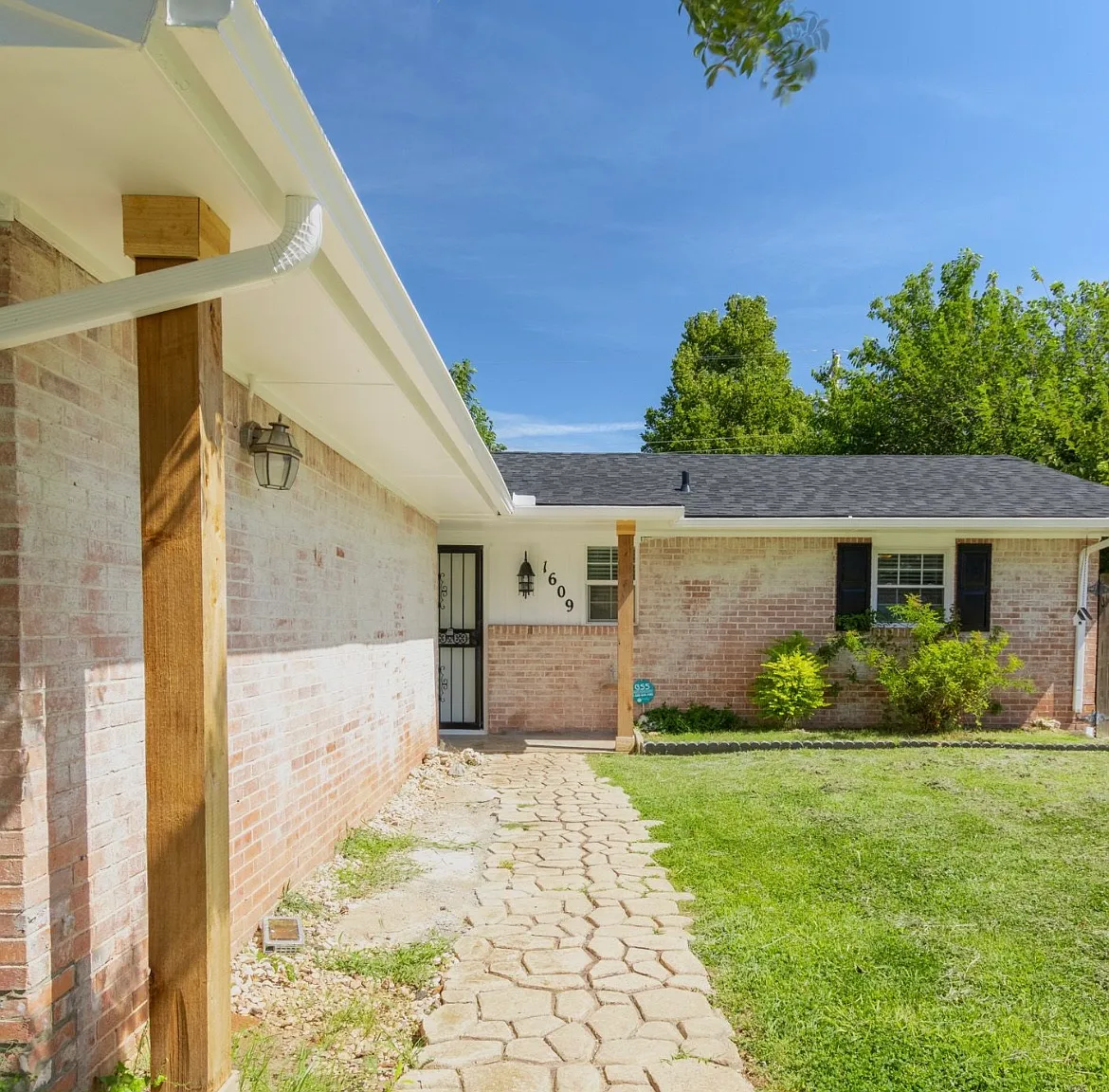 3 bed, 1.5 bath, 1574 sqft, $1,550 — Photo 2