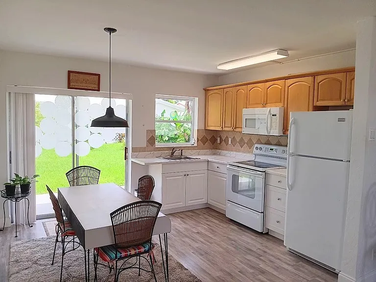 7105 NW 74th Pl — Photo 3