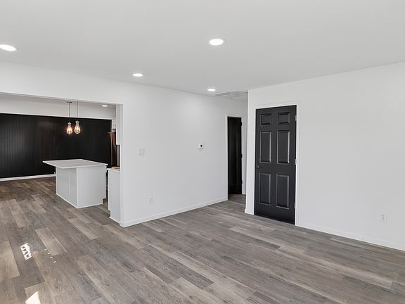 5th image of 2745 Caroline Ave