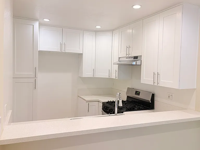 615 W Milford St — Photo 2