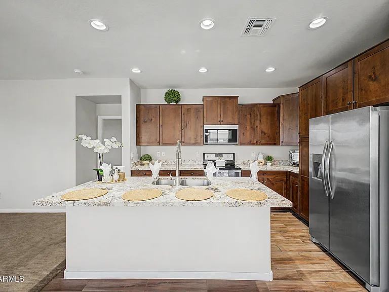 3413 N Loma Vis — Photo 6