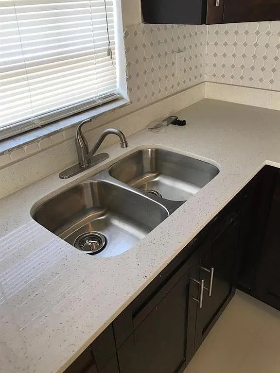 2 bed, 1.0 bath, 4950 sqft, $1,800 — Photo 3