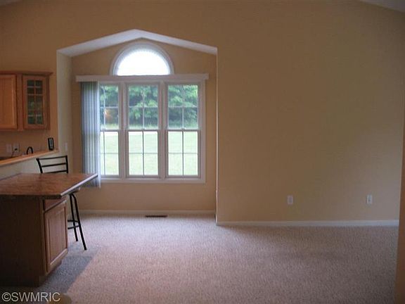 3rd image of 109 Creek Dr #4