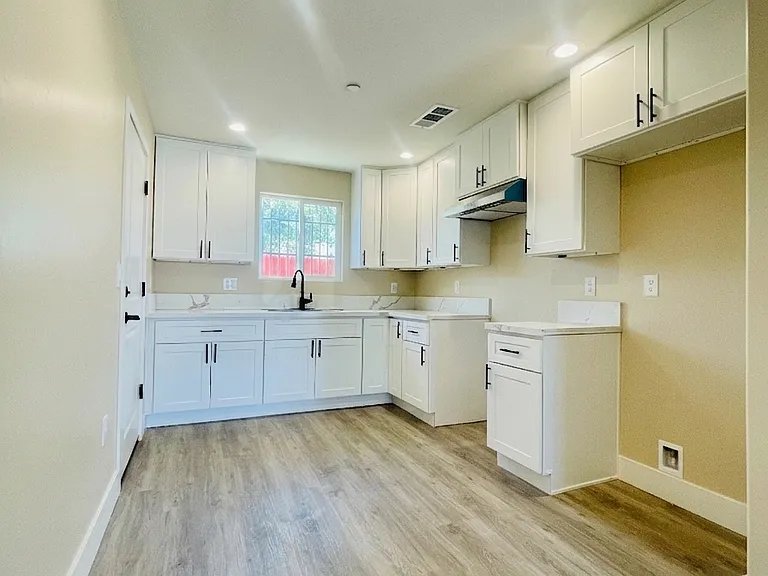 207 E 3rd St — Photo 4