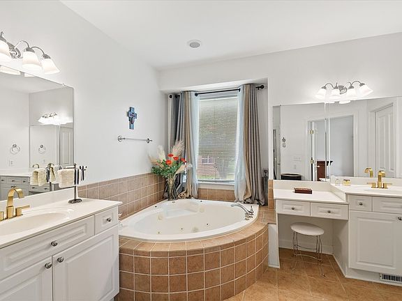 5th image of 106 Blackstone Ct