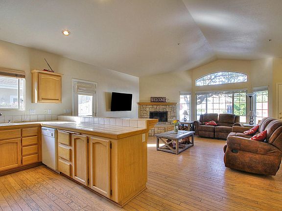5th image of 104 Downey Cir
