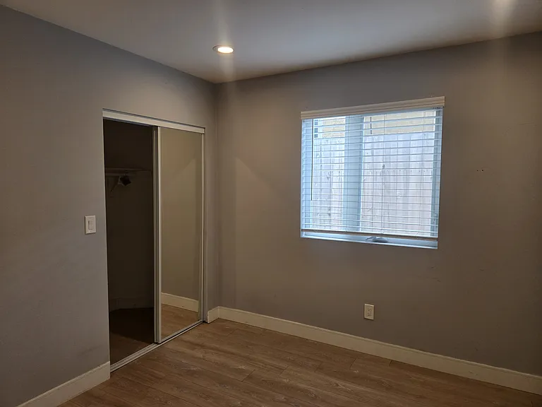 1150 1/2 Hobart Pl — Photo 9