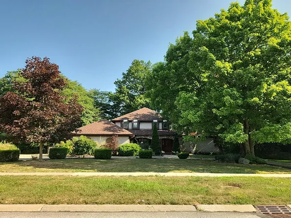 27746 Royal Forest Dr, Westlake, OH 44145