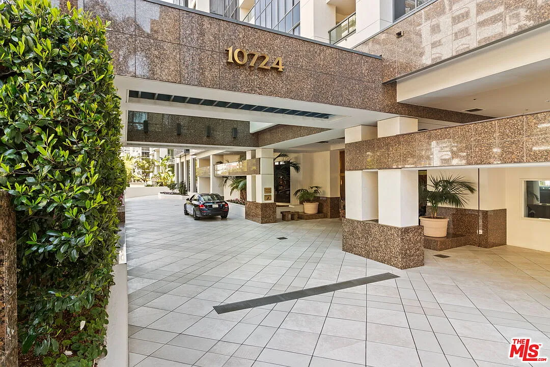1 bed, 2.0 bath, 962 sqft, $5,450 — Photo 2