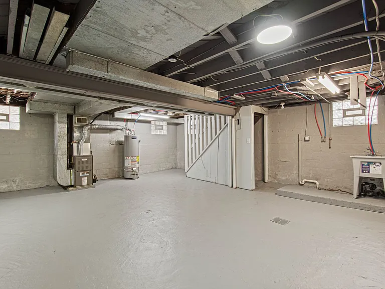 1138 W 11th St — Photo 17