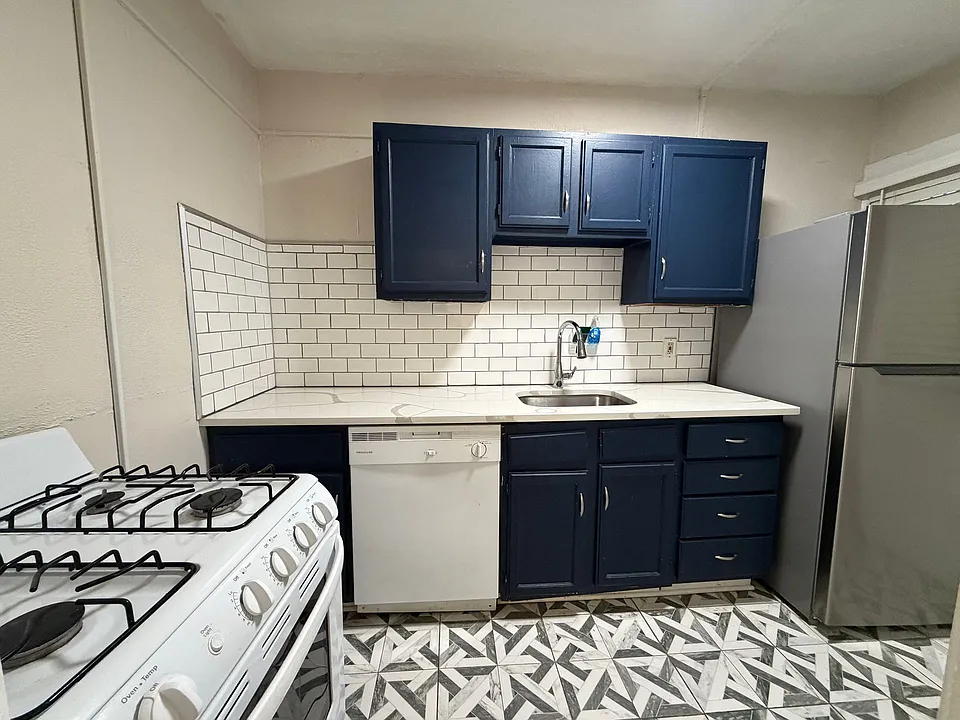 716-718 W 38th St