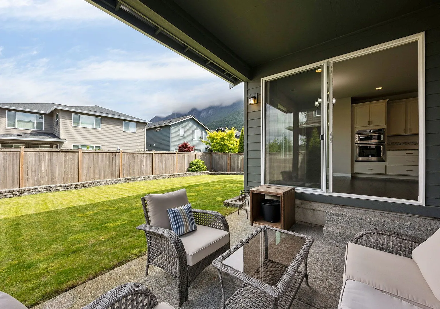 Perfect and Picturesque and Furnished! — Photo 2