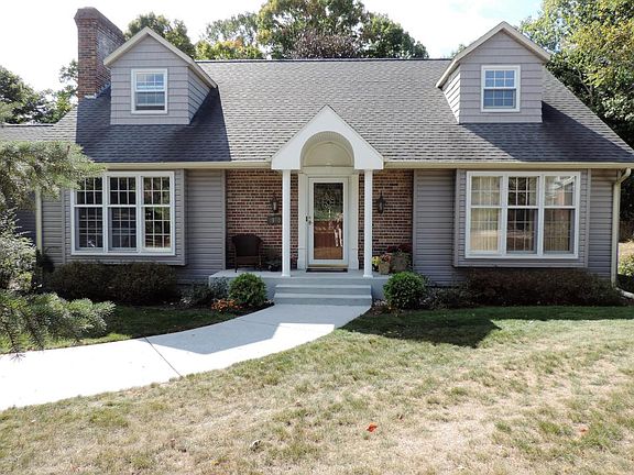2nd image of 910 Cypress Ct