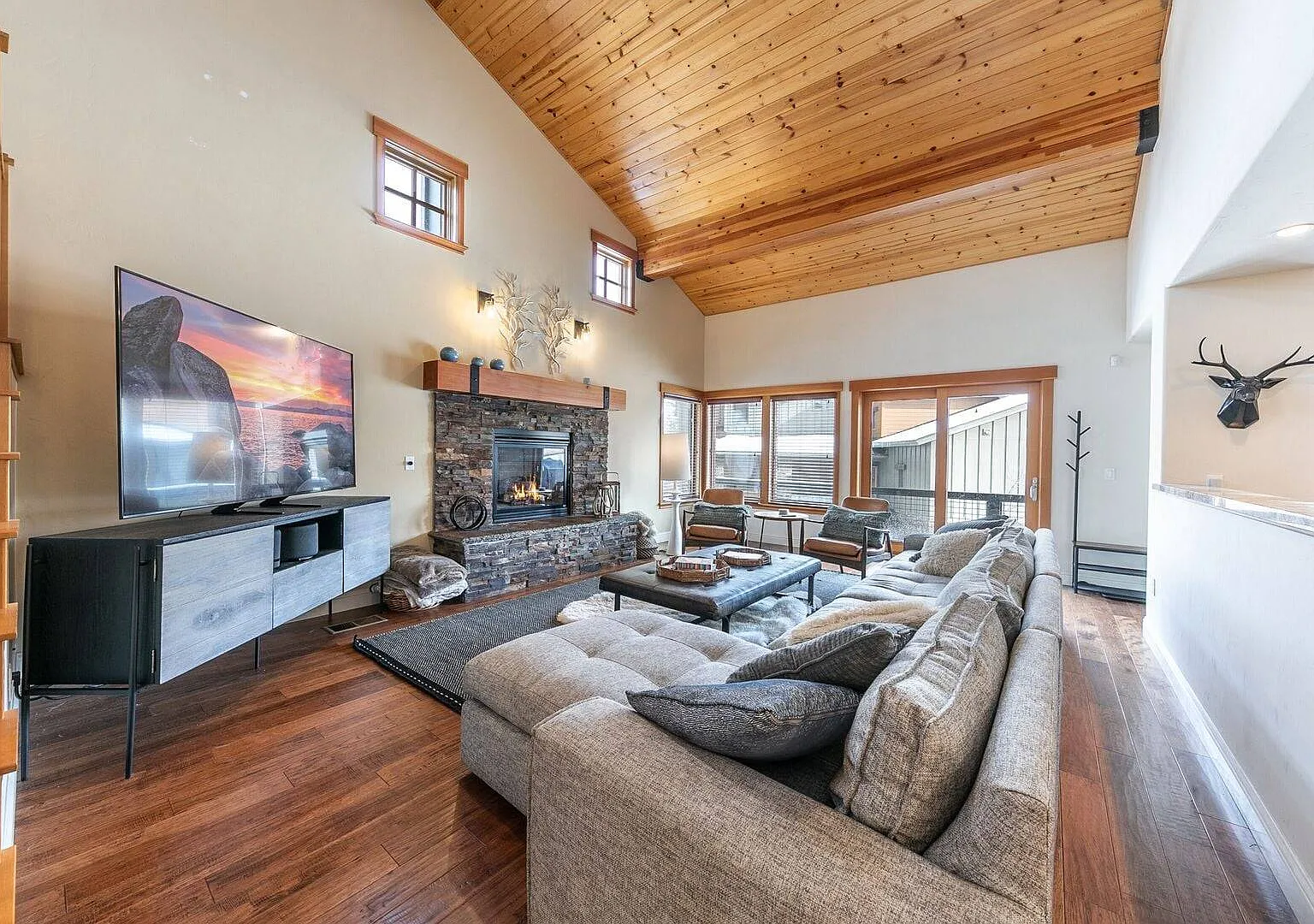 4 bed, 3571 sqft, $7,600 — Photo 3