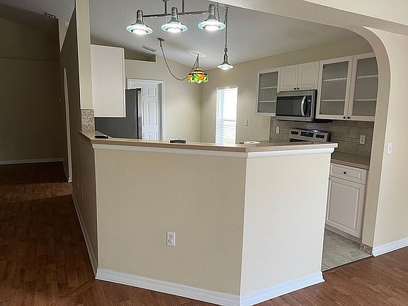 5th image of 221 King Arthur Ct