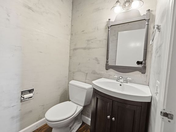 4th image of 3991 Camelot Dr