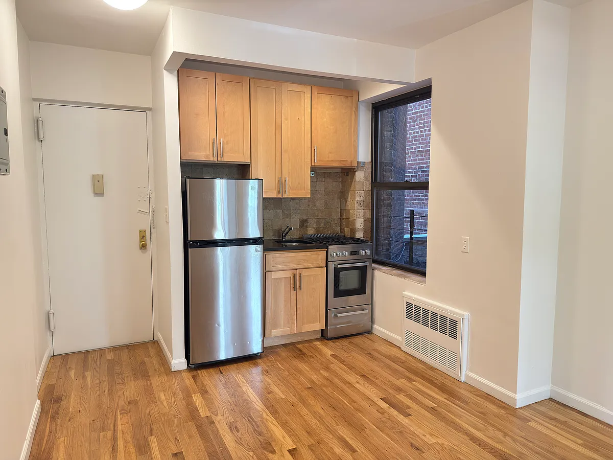 Building Photo - 444 E 81st St #10