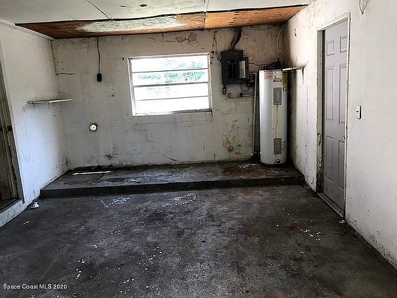 Garage Washer/dryer hookup 