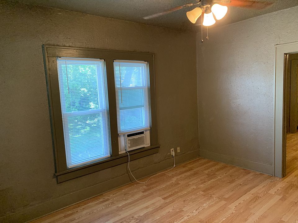 Living Room w/walk-in closet