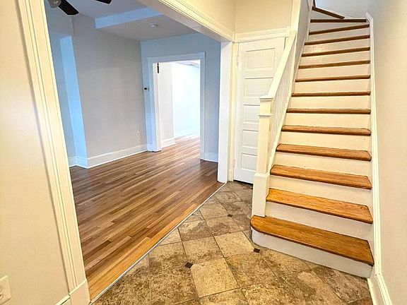 2nd image of 1165 Abbey Pl NE
