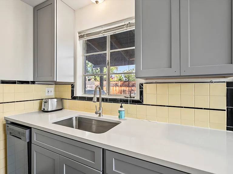 1805 E Copper St — Photo 14