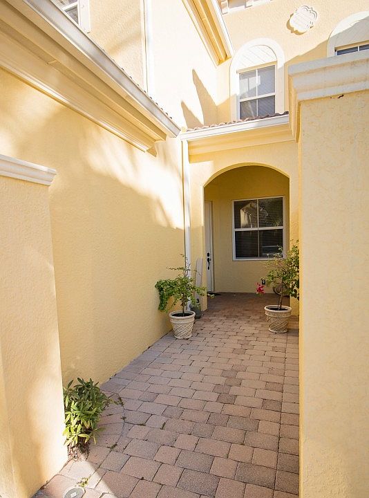 1st image of 1415 Mariposa Cir APT 103