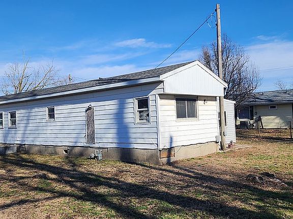 3rd image of 411 W Hagerman St