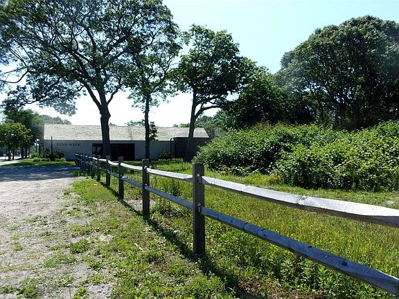 3rd image of 161 Montauk Hwy