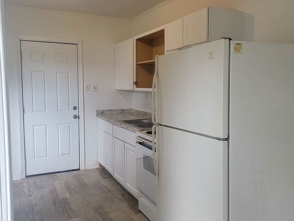 2nd image of 2423 Gordon Ln