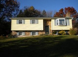 18 Pine Heights Dr, Pine Grove, PA 17963