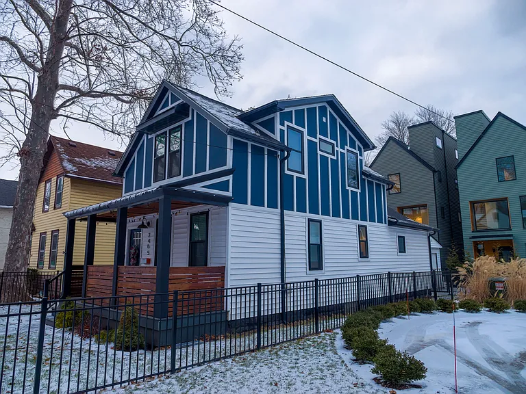 2465 Tremont Ave — Photo 3