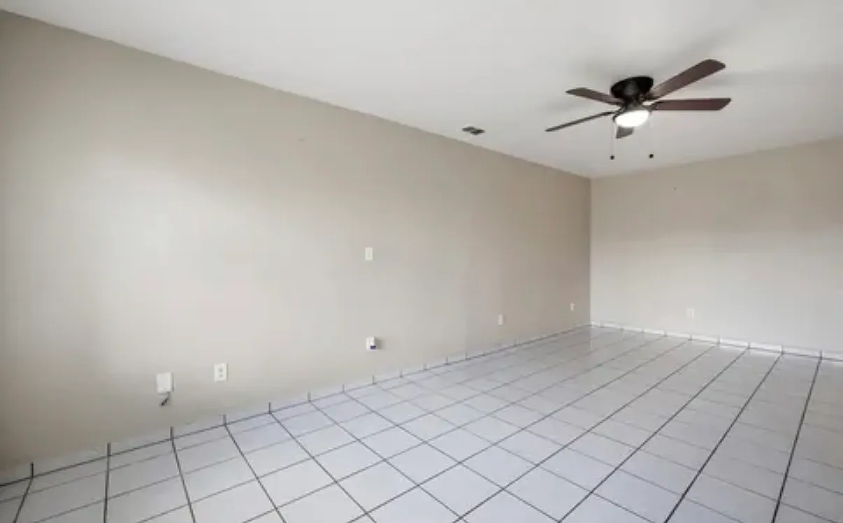 3 bed, 1008 sqft, $2,300 — Photo 3