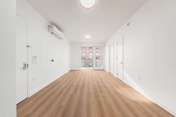 Living room, photo 2