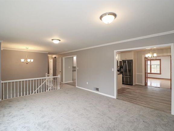 4th image of 446 White Oak Dr