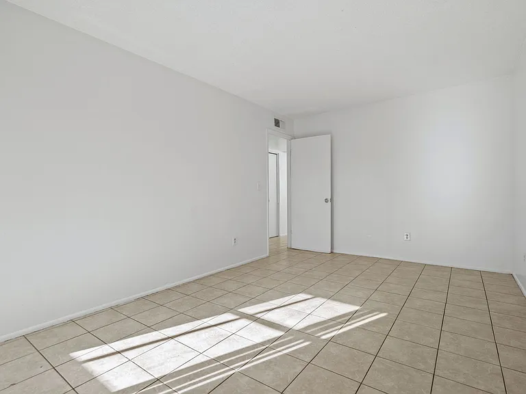 21-web-or-mls-2688 N 43rd Ave 29D--18_10012025