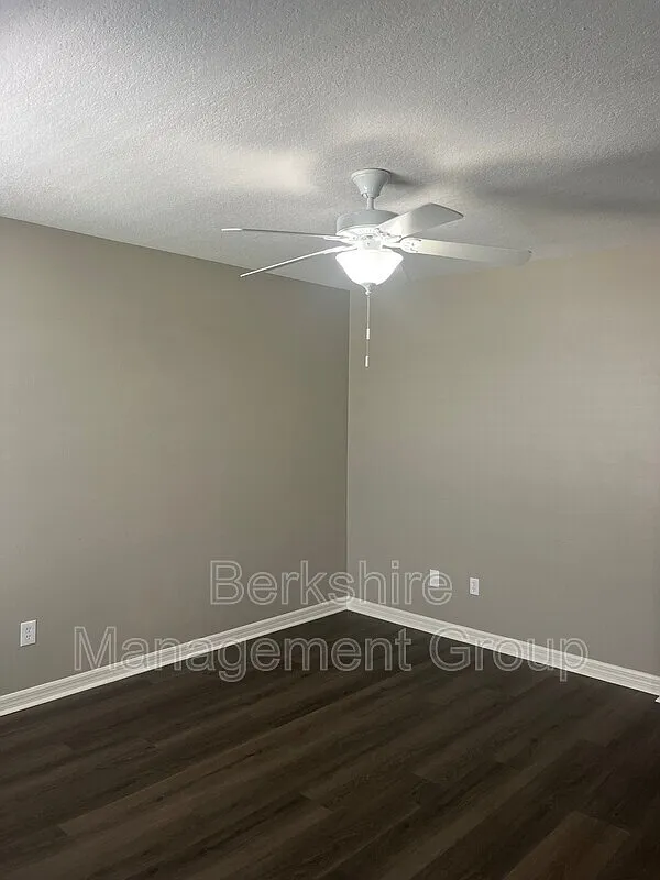 3 bed, 3.0 bath, 1686 sqft, $1,925 — Photo 2