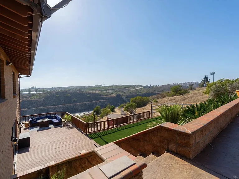 Palos Verdes Dr — Photo 27