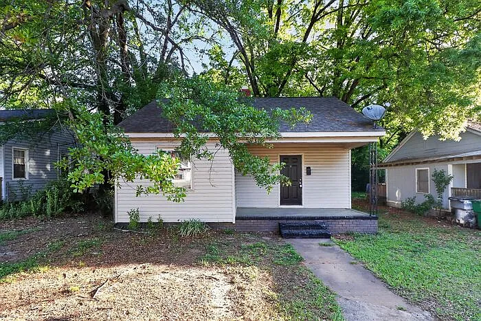 3 bed, 1.0 bath, 957 sqft, $1,350 — Photo 1